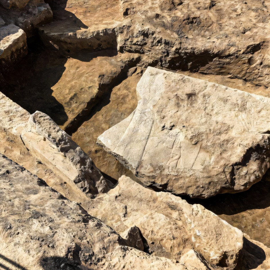 Fragment van een stenen plaat met de afbeelding van de grote koning van Assyrië, Assurbanipal, ontdekt door wetenschappers in het archeologische park in Nineve, het huidige Irak / Universiteit van Heidelberg, prof. dr. Aaron Schmitt