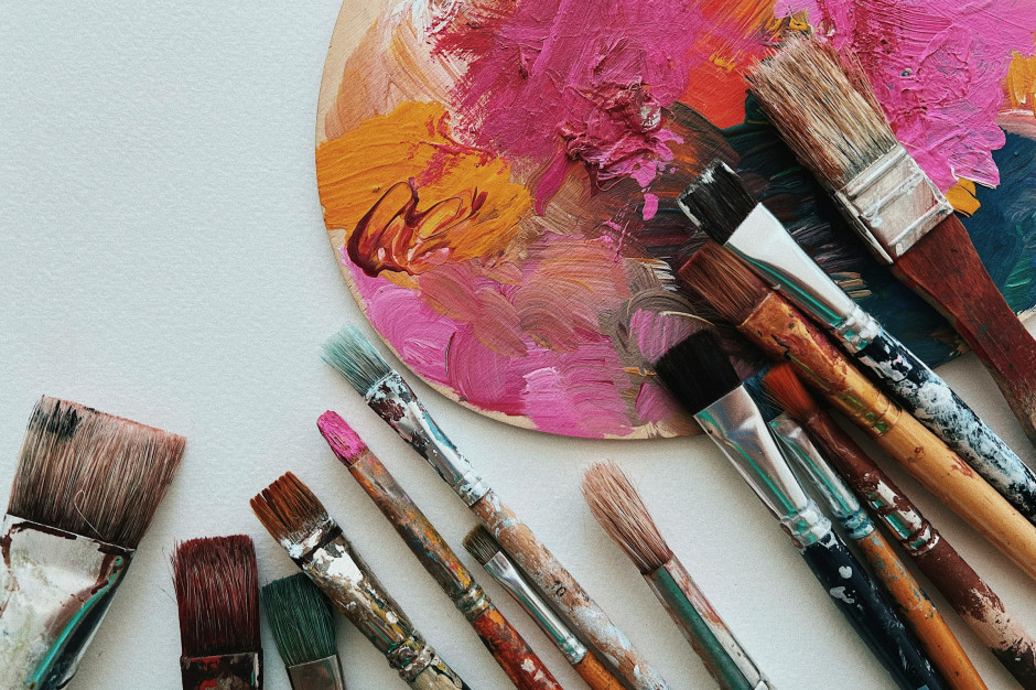 Farbpalette mit Pinseln / Unsplash, Jennie Razumnaya