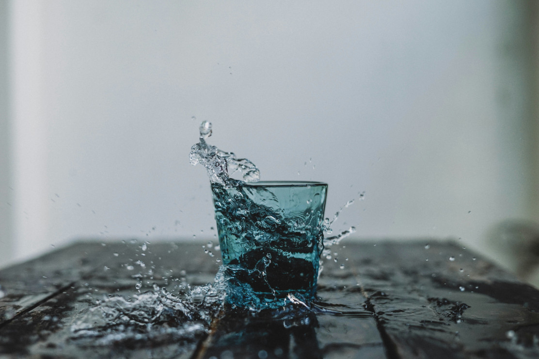 Bir bardak su/fotoğraf Unsplash Chinh Le Duc