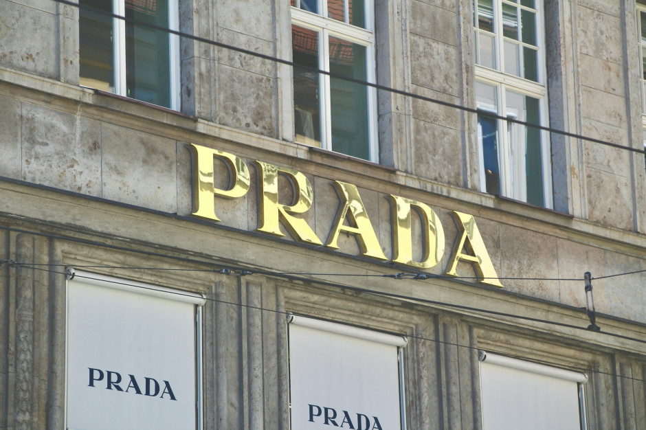 Cartello della casa di moda di lusso Prada sull'edificio / Unsplash, stock birken