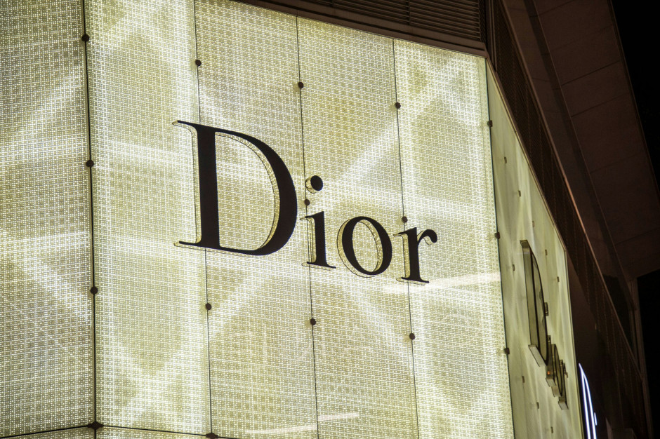 Insegna Dior sulla facciata della boutique / Unsplash, Kin Shing