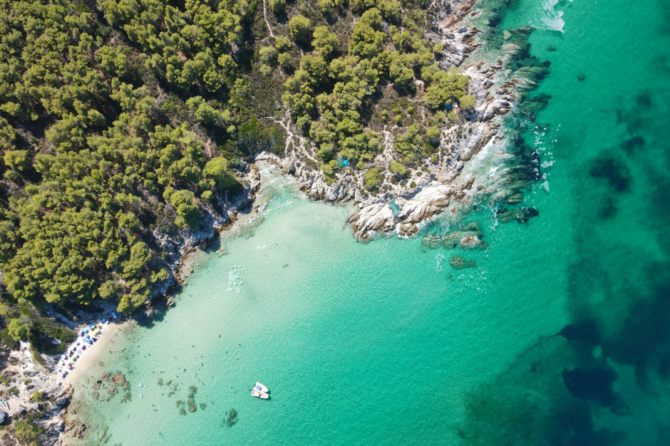 Vista superior da majestosa praia de Kavourotrypes, Chalkidiki, Grécia - foto de amostra / Unsplash, Dimitris Kiriakakis