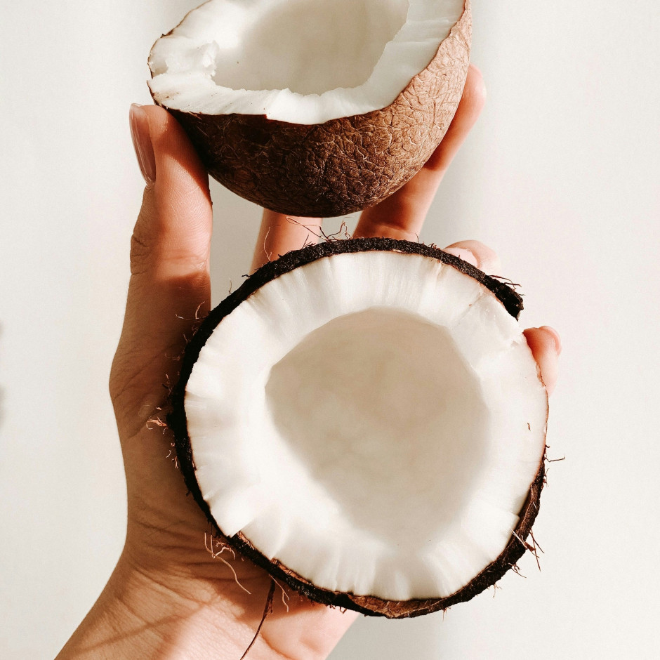 Kokosnuss – tropische Frucht der Kokospalme / Unsplash, Diana Kuleniuk