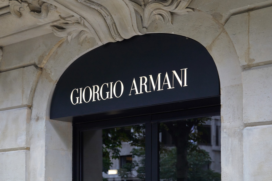Schild an der Boutique des italienischen Modehauses Giorgio Armani / Shutterstock