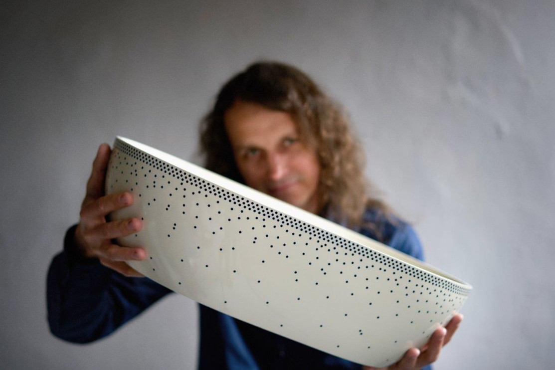 La collection de salle de bains Blue Dot a été créée en coopération entre RAVON Manufactura (Jarosław Niewadzi) et Manufaktura à Bolesławiec (Magdalena Gazur)/photo. Grzegorz Wijata