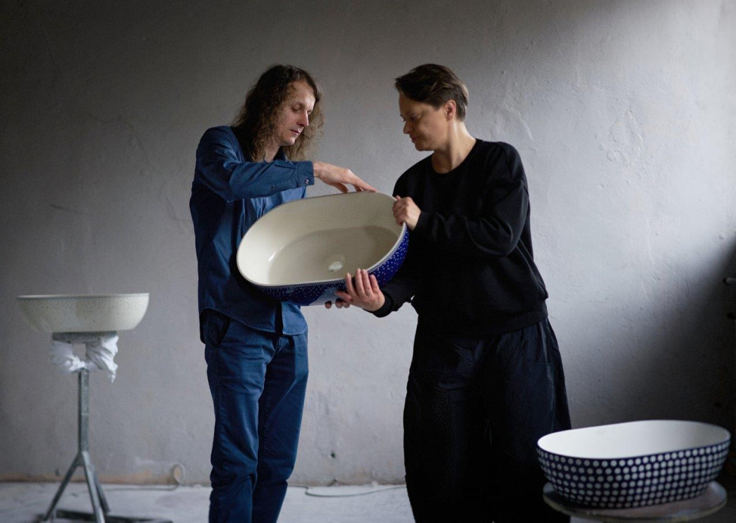 La collection de salle de bains Blue Dot a été créée en coopération entre RAVON Manufactura (Jarosław Niewadzi) et Manufaktura à Bolesławiec (Magdalena Gazur)/photo. Grzegorz Wijata