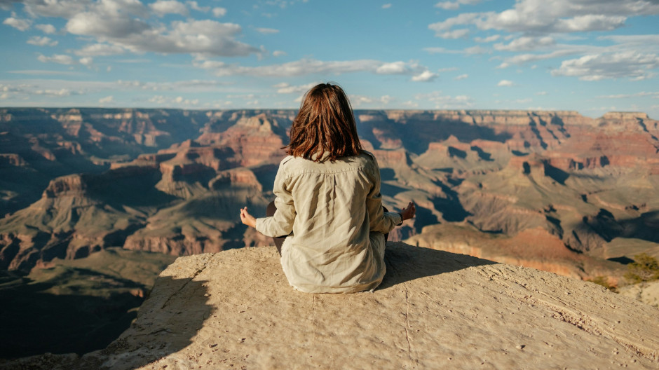 Young woman meditating, USA / Unsplash, Matteo Di Iorio