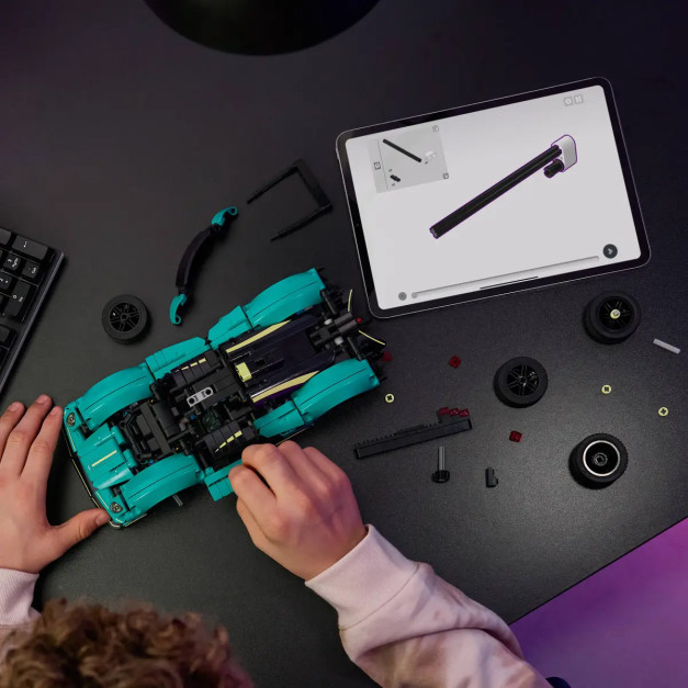 Lego Technic Aston Martin Valkyrie Hypercar / fot. materiały prasowe Lego