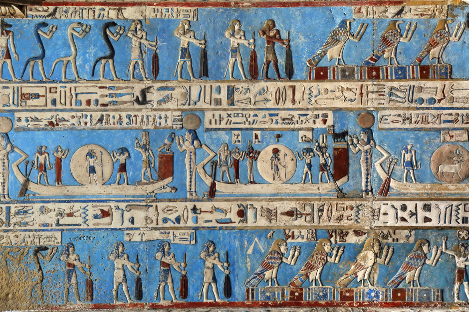 Dendera'daki antik Mısır tapınağının iç duvarlarındaki hiyeroglif oymalar ve resimler / Shutterstock