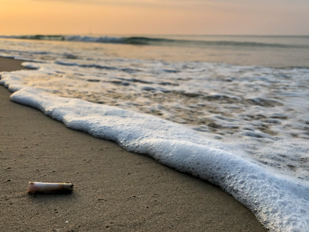 Zigarette am Strand/Foto: Shutterstock