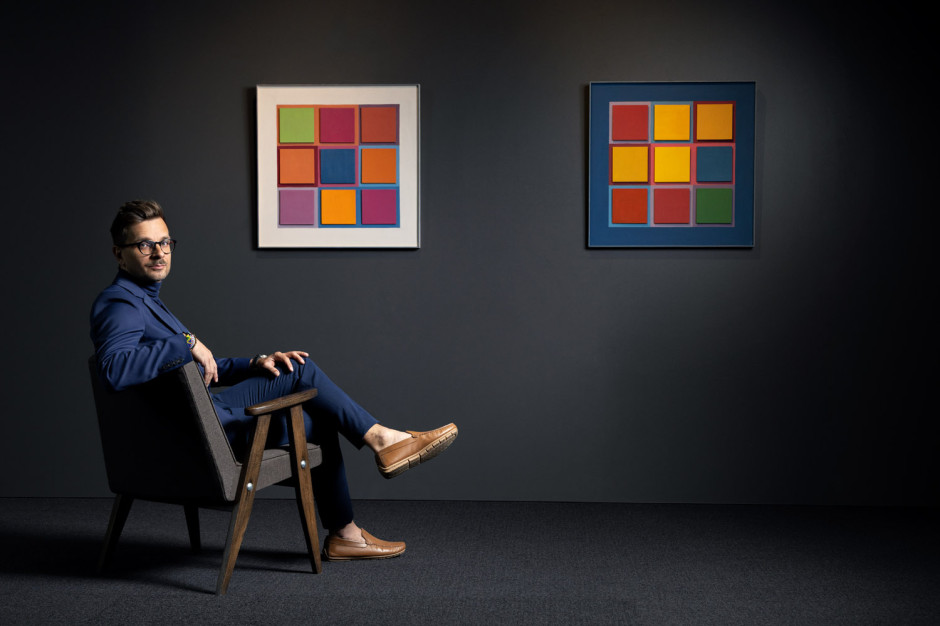 Liwiusz Krawczyk, sanat koleksiyoncusu Henryk Stażewski'nin resimlerinin önünde / Fotoğraf: Marcin Koniak