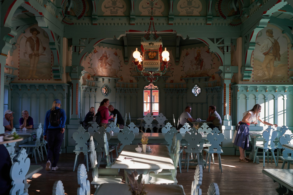 Interior del refugio de montaña Libušín en los Beskides, República Checa / Shutterstock