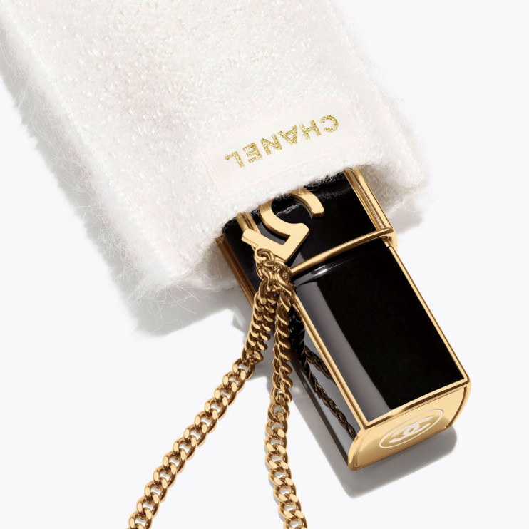 Chanel No. 5 perfume keychain / press materials