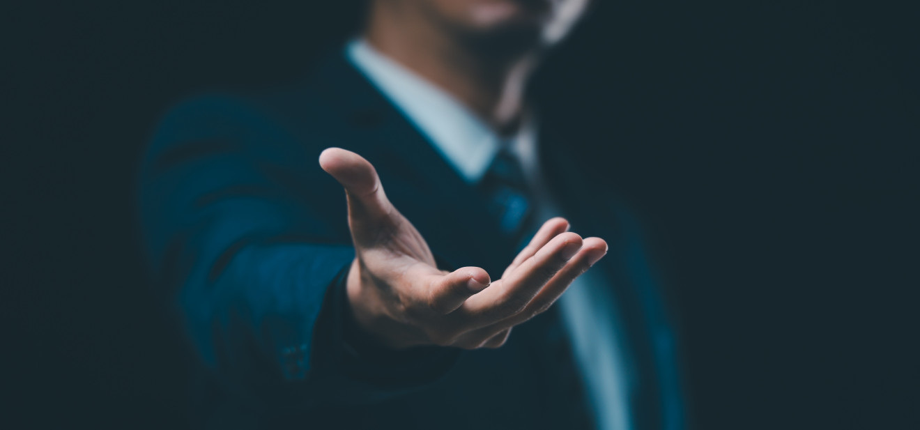 Quanto guadagnano le persone che lavorano per i miliardari? / Shutterstock