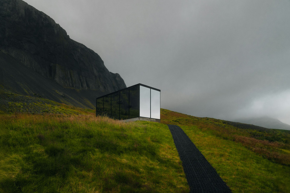 Casa a specchio in mezzo alle colline, Kirkjufell, Islanda / Unsplash, Karsten Winegeart
