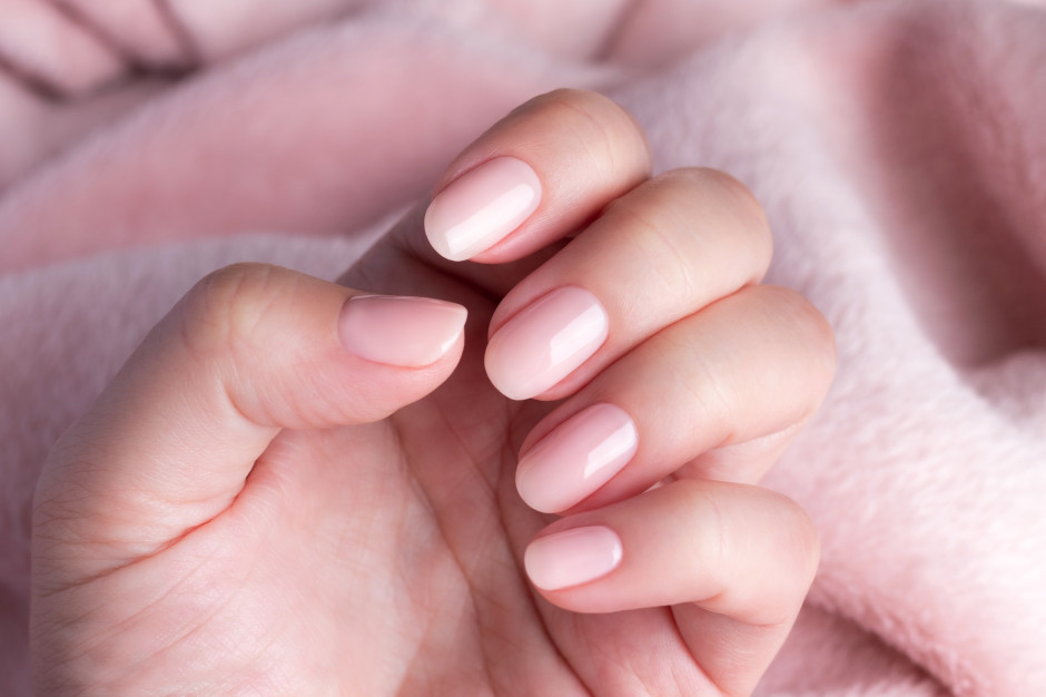 Princess Nails – zarte Maniküre unter den Nummer-1-Trends für Sommer 2025 / Shutterstock