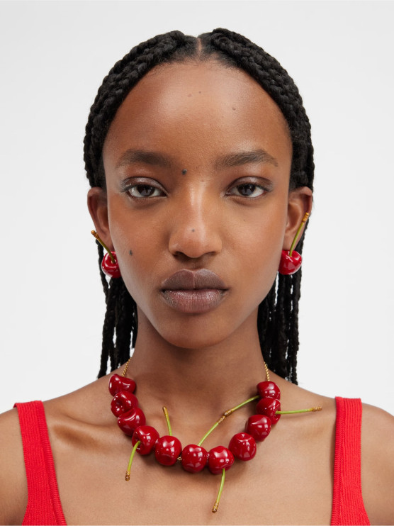 Colar de Cereja Jacquemus / Material de Imprensa