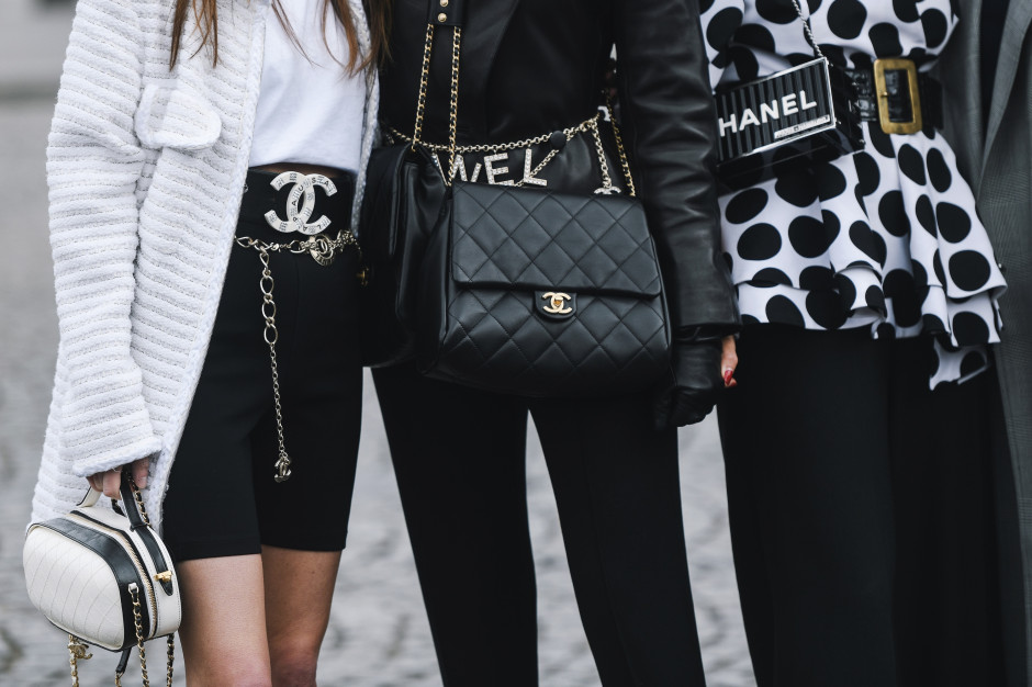 Borse Chanel indossate dalle influencer dopo la sfilata durante la Paris Fashion Week 2019 / Shutterstock