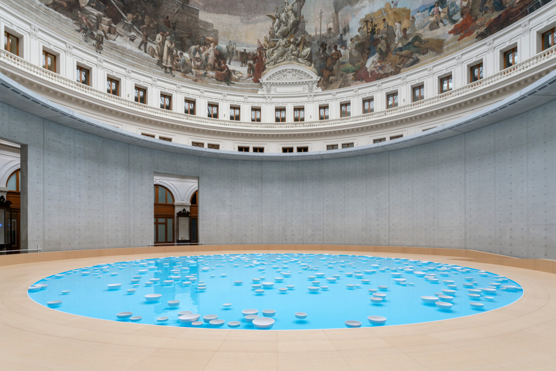 Installazione artistica Céleste Boursier-Mougenot, Clinamen, Parigi, 2025 / materiale stampa Bourse de Commerce