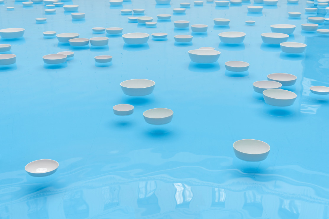 Installazione artistica Céleste Boursier-Mougenot, Clinamen, Parigi, 2025 / materiale stampa Bourse de Commerce