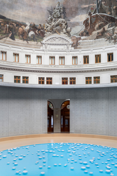 Installazione artistica Céleste Boursier-Mougenot, Clinamen, Parigi, 2025 / materiale stampa Bourse de Commerce