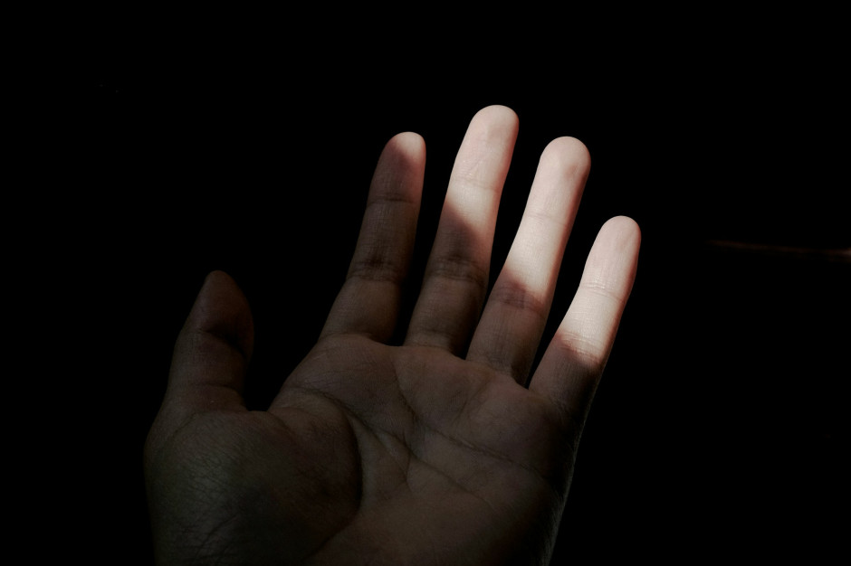 Una mano che emerge dall'oscurità / Unsplash, Young Shih