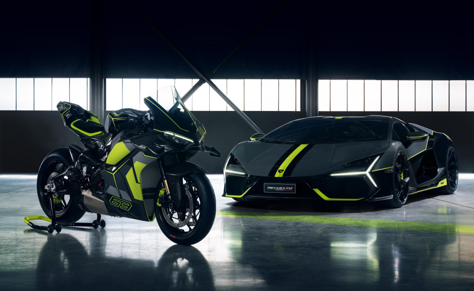 Ducati Panigale V4 in Verde Scandalo / opaco. stampa Lamborghini