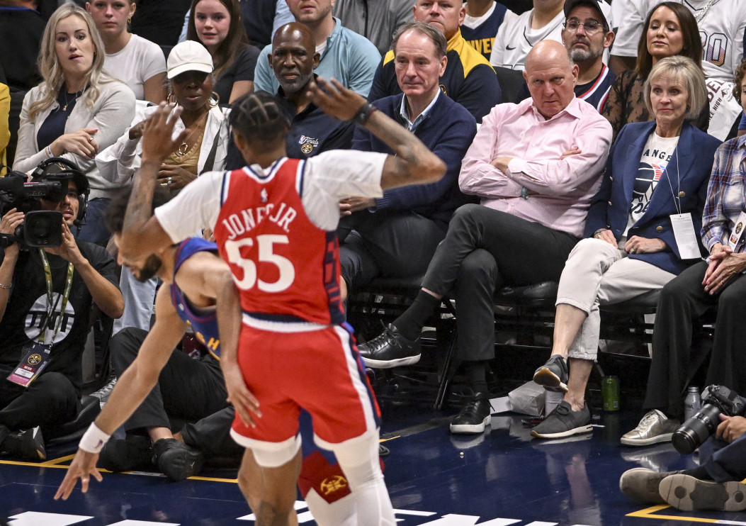 Steve Ballmer ogląda meczy koszykówki / Getty Images
