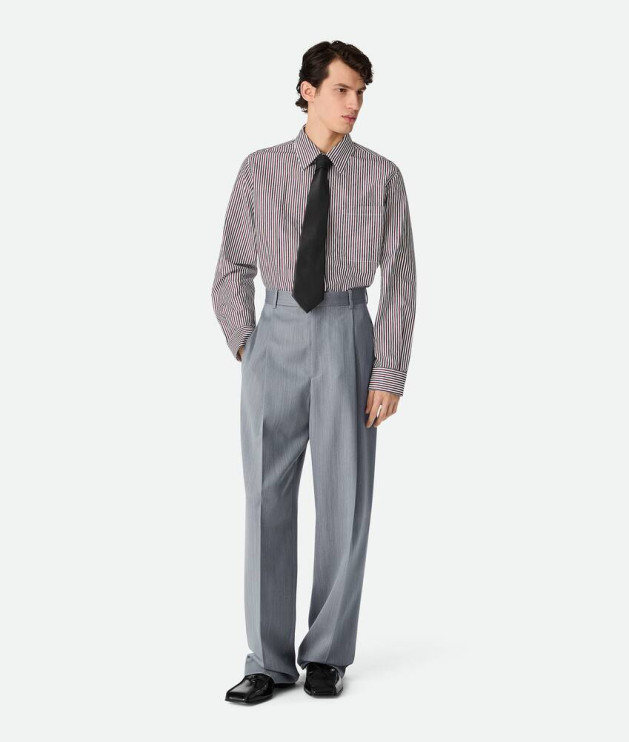 Pantalones de moda con pinzas Bottega Veneta / materiales de prensa