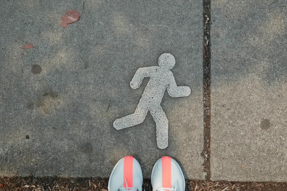 Símbolo de correr en la acera / Unsplash, Marsha Reid