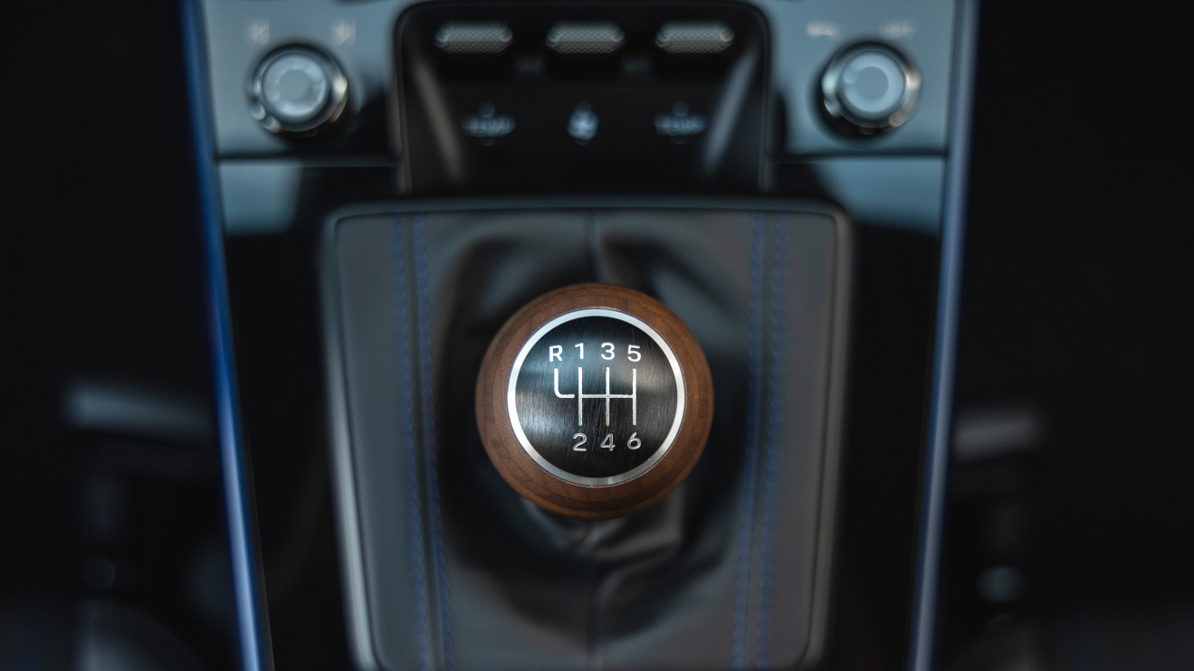 Wooden gear shift knob in Porsche / press materials