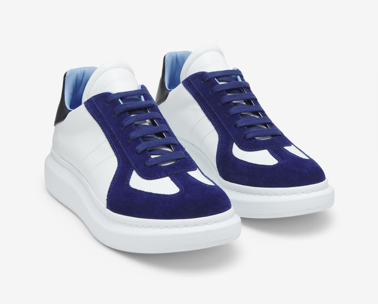 Sneaker retrò oversize da uomo in bianco e blu / foto: Alexander McQueen