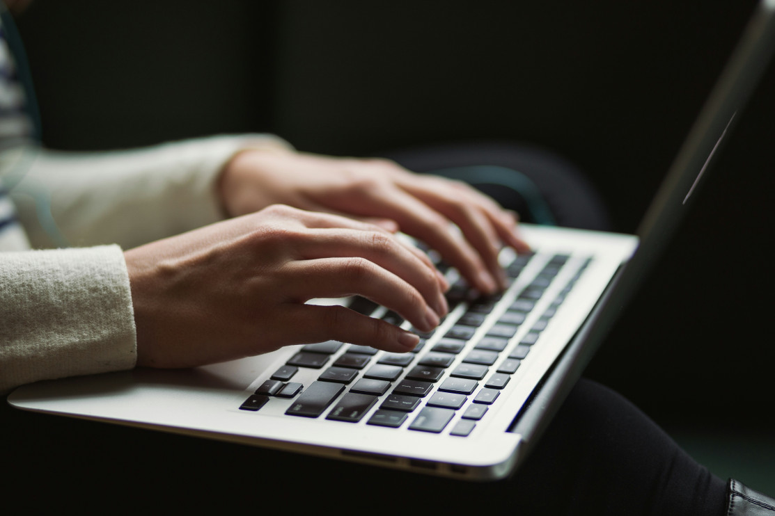 Trabalho de escritório/Foto Unsplash Kaitlyn Baker