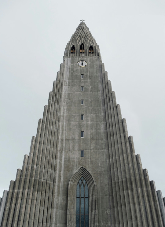 Hallgrímur-kerk in Reykjavík / Unsplash - Kirill