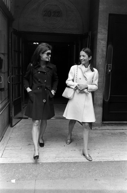 Jacqueline Onassis i jej siostra Lee Radziwiłł na zakupach w Nowym Jorku / Getty Images