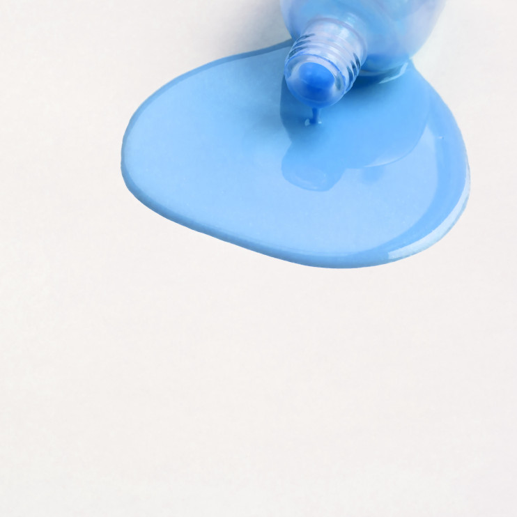 Modische Nägel und blaue Nageltheorie / Shutterstock