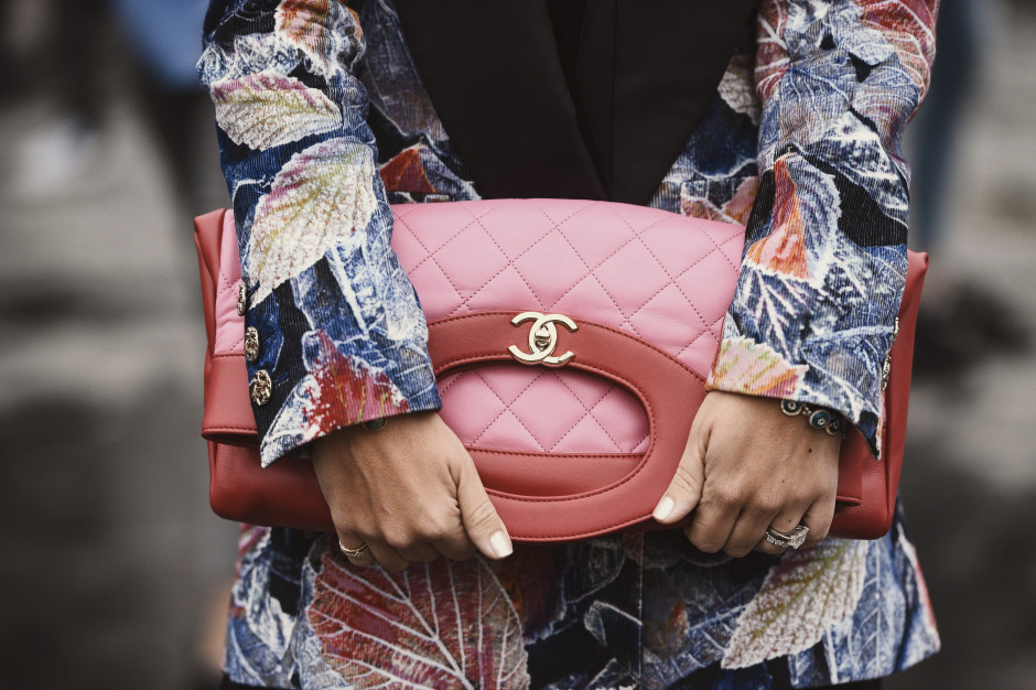Paris Moda Haftası 2019'da Chanel çantası /Shutterstock