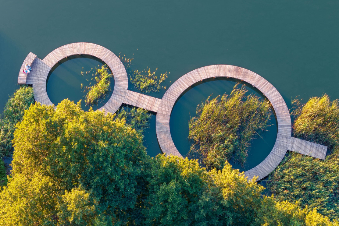 Paweł Grobelny - desarrollo de la orilla del lago Słupeckie / material de prensa, fotografía de Janusz Nowak