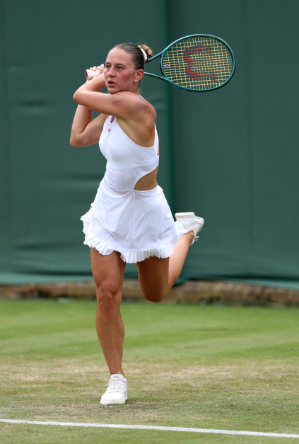 Wimbledon 2025 – Marta Kostiuk im weißen Kleid von Wilson/Getty Images
