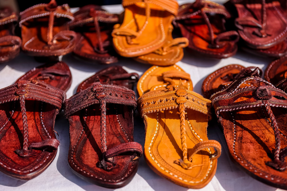 Traditionelle indische Kolhapuri-Sandalen / Shutterstock
