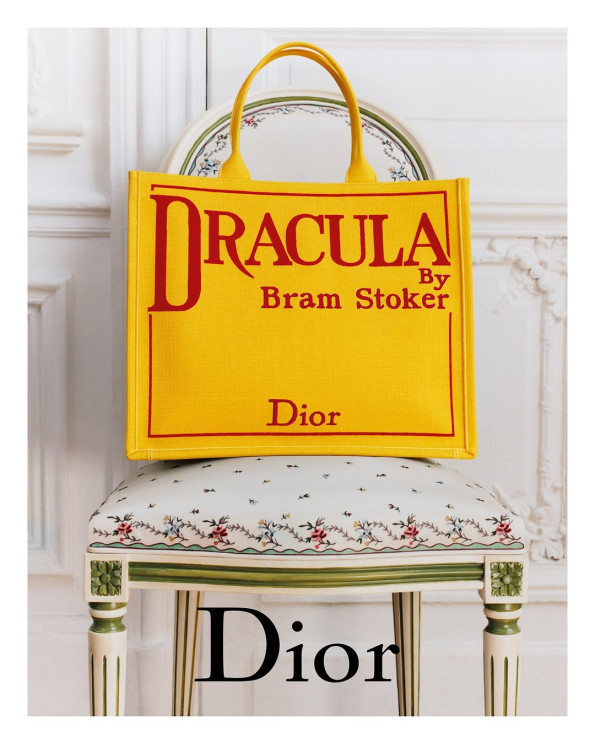 Nowa Dior Tote Book z motywem Drakuli / Instagram @Dior