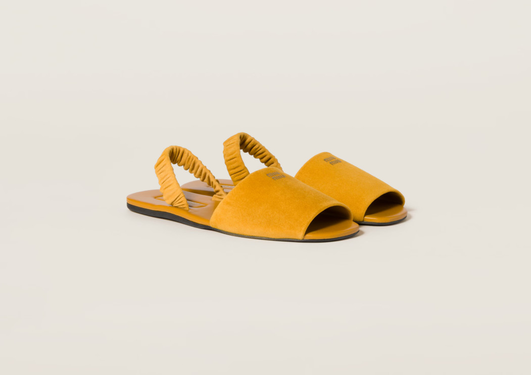 Sandali con ruches di Miu Miu color senape/foto: materiali stampa Miu Miu