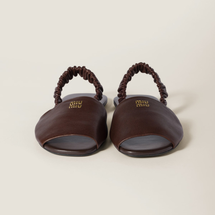 Sandali con ruches di Miu Miu color cioccolato/foto: materiali stampa Miu Miu