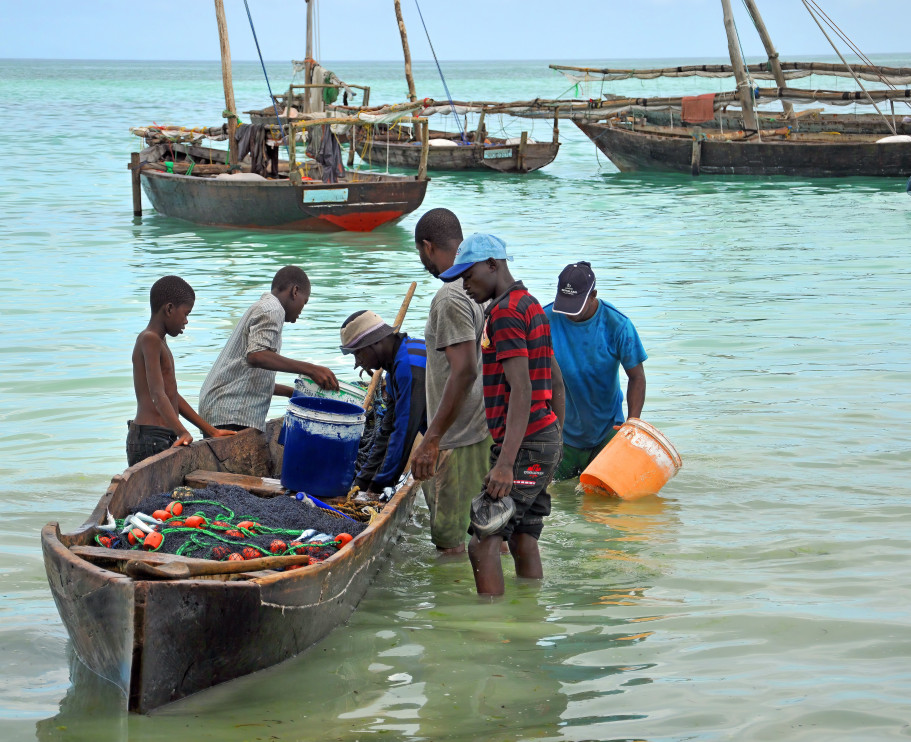 Nungwi a Zanzibar - pescatori di ritorno dalla pesca / Shutterstock