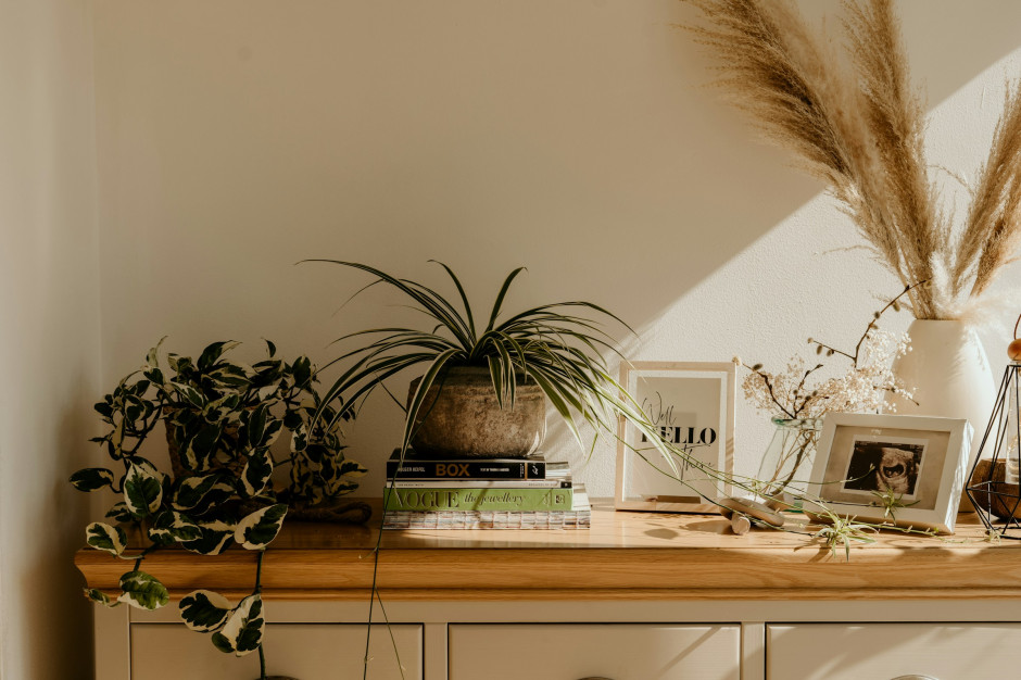 El interior está decorado en tonos cálidos y beige / Unsplash, Toa Heftiba