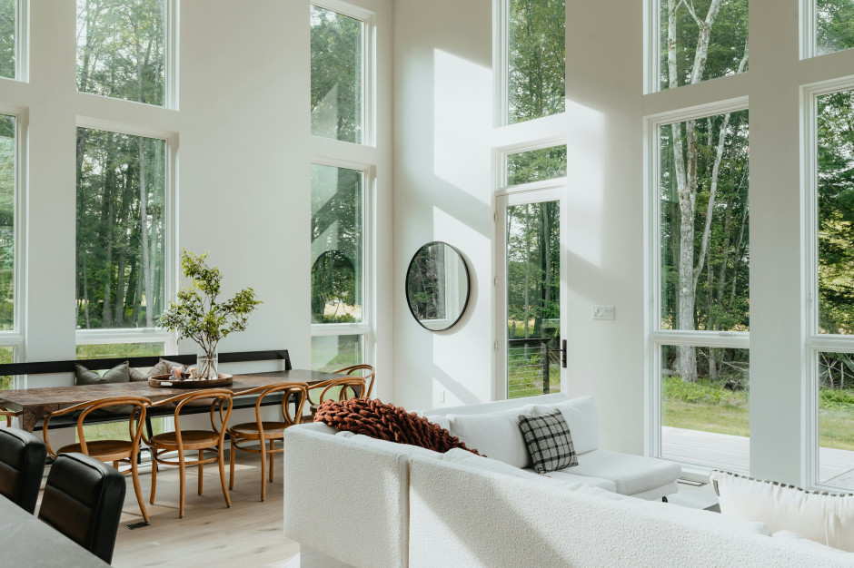 Die Fenster sind von einem Haus ohne Vorhänge / Unsplash, Clay Banks