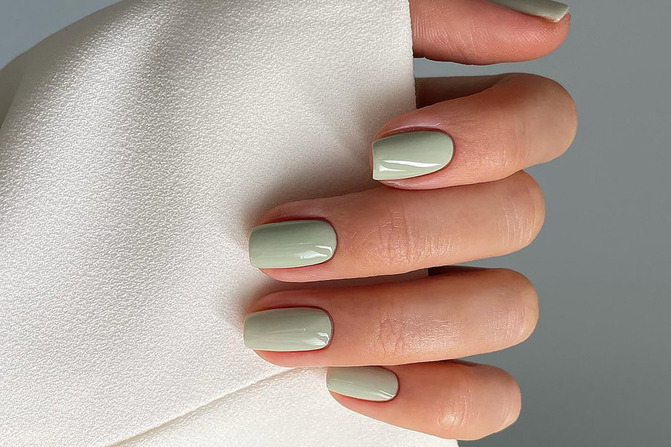 Unghie quadrate: la forma più trendy per la manicure dell'estate 2025 / Shutterstock