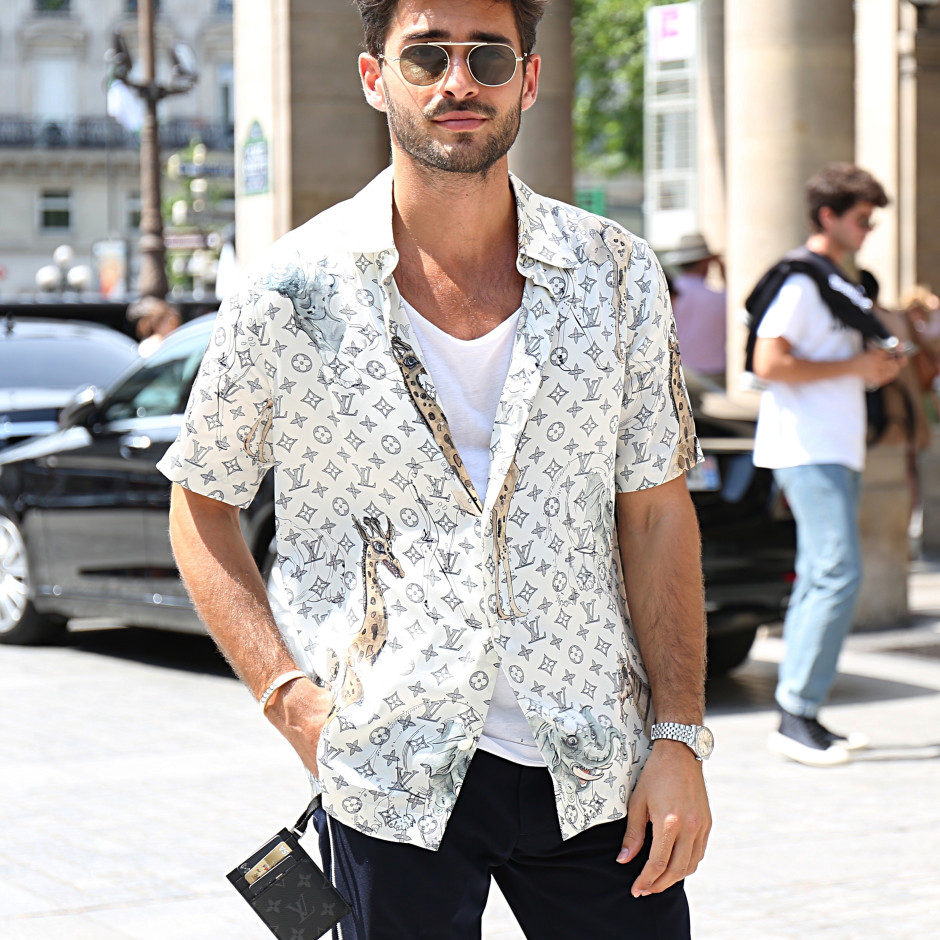 Uomo elegante con camicia Louis Vuitton / Shutterstock