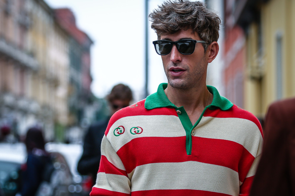 Uomo elegante con maglione Gucci / Shutterstock