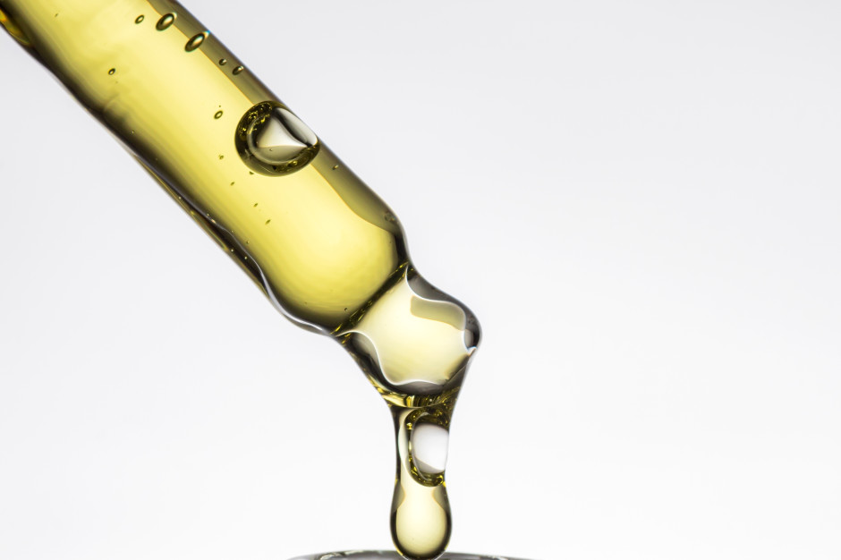 Pipetta con olio /Shutterstock